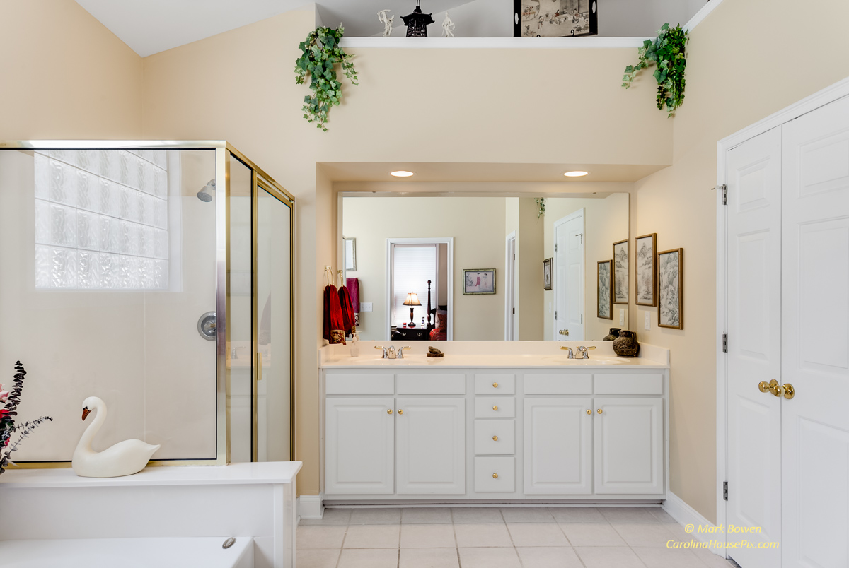 Master Bath - Professionally crafted real estate photography by CarolinaHousePix.com in Columbia SC